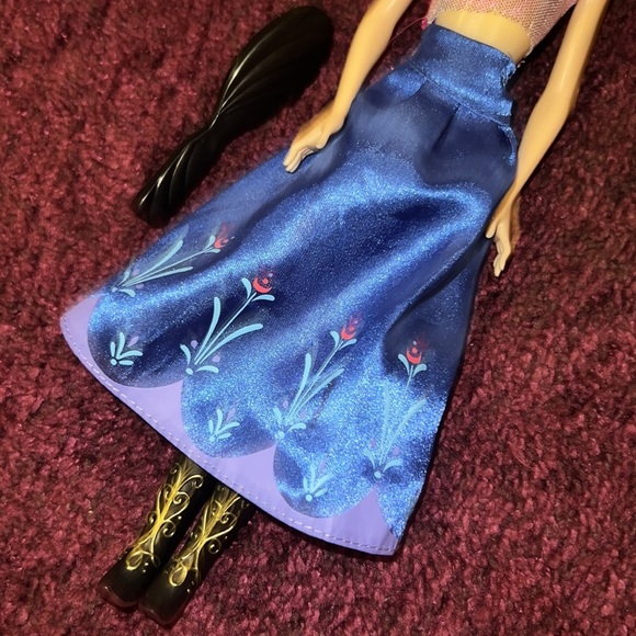 Anna Frozen Barbie Doll with top, blue skirt, black boots, tiara, & hairbrush​ - Picture 2 of 7